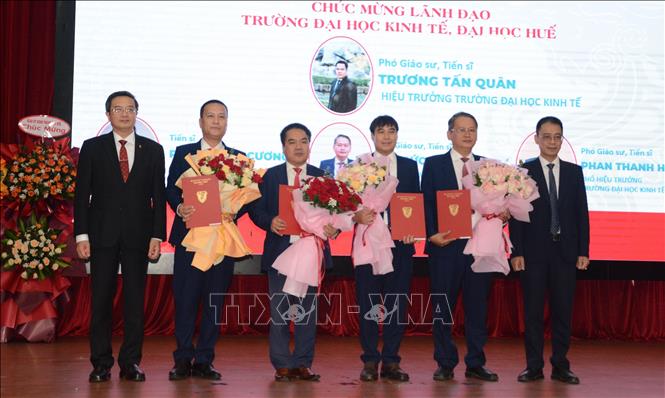 Trao các quyết định bổ nhiệm Hiệu trưởng, Phó Hiệu trưởng trường Đại học Kinh tế - Đại học Huế. Ảnh: Văn Dũng -TTXVN