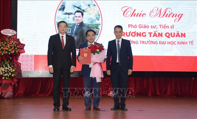 Trao quyết định bổ nhiệm PGS. TS Trương Tấn Quân làm Hiệu trưởng trường Đại học Kinh tế - Đại học Huế.  Ảnh: Văn Dũng -TTXVN