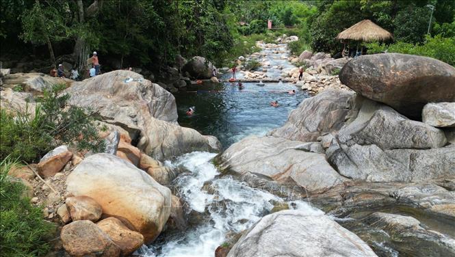 Hồ Rà Hách - Suối Ruông hoang sơ quyến rũ. Ảnh: Phạm Cường -TTXVN