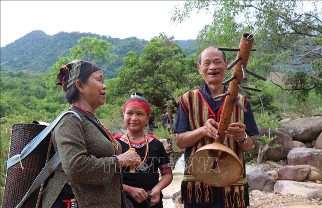 Đồng bào Ca Dong biểu diễn nhạc cụ truyền thống tại điểm du lịch Hồ Rà Hách xã Sơn Tây Hạ. Ảnh: Phạm Cường -TTXVN