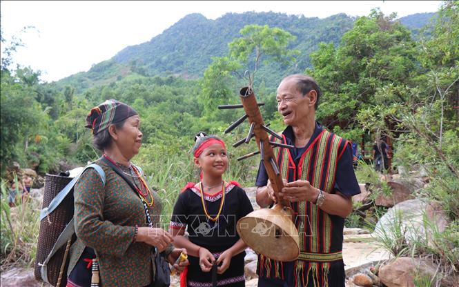 Nghệ nhân người Ca Dong biểu diễn nhạc cụ truyền thống tại điểm du lịch Hồ Rà Hách xã Sơn Tây Hạ. Ảnh: Phạm Cường -TTXVN