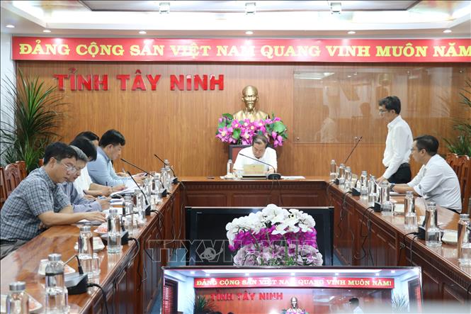 Phó Chủ tịch Thường trực UBND tỉnh Tây Ninh Nguyễn Hồng Thanh chủ trì cuộc làm việc với các sở, ngành, địa phương và đại diện các chủ đầu tư dự án nhà ở xã hội, nhà ở công nhân dự kiến khởi công trong năm 2026. Ảnh: Bùi Giang - TTXVN