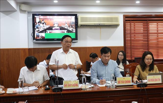 Đại diện Sở Xây dựng Tây Ninh báo cáo tiến độ triển khai, những khó khăn, vướng mắc của các dự án nhà ở xã hội, nhà ở công nhân dự kiến khởi công trong năm 2026. Ảnh: Bùi Giang - TTXVN