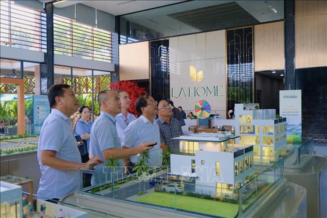 Đoàn công tác của UBND tỉnh Tây Ninh kiểm tra thực tế Dự án nhà ở xã hội trong Khu dân cư Lương Hòa do Công ty Cổ phần Prodezi Long An làm chủ đầu tư. Ảnh: Bùi Giang - TTXVN