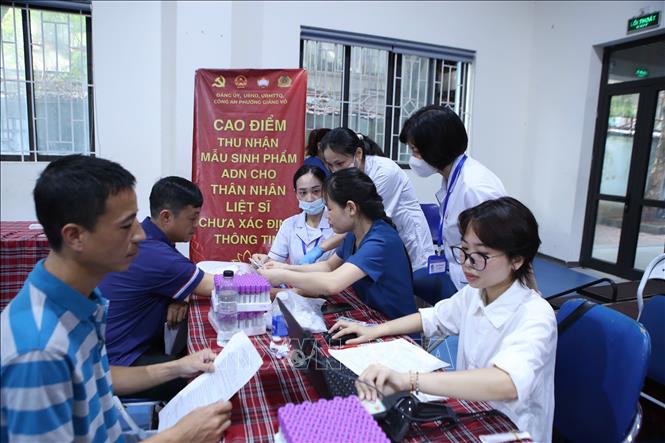 Triển khai thu nhận mẫu sinh phẩm ADN thân nhân liệt sĩ chưa xác định thông tin trên địa bàn phường Giảng Võ (Hà Nội). Ảnh: Nguyễn Cúc-TTXVN