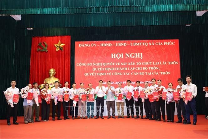 Xã Gia Phúc, thành phố Hải Phòng tổ chức Hội nghị công bố Nghị quyết của Hội đồng nhân dân xã và các quyết định về sắp xếp, tổ chức lại các thôn; thành lập chi bộ thôn sau sắp xếp và kiện toàn đội ngũ cán bộ ở thôn. Ảnh: Mạnh Minh - TTXVN