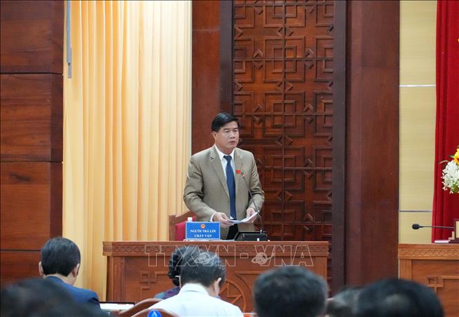 Ông Nguyễn Thiên Văn, Phó Chủ tịch UBND tỉnh Đắk Lắk trả lời chất vấn các vấn đề liên quan đến Bệnh viện đa khoa vùng Tây Nguyên. Ảnh: Tuấn Anh - TTXVN