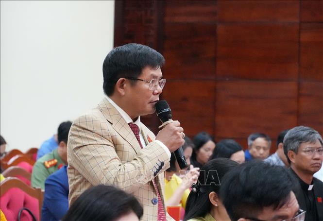 Đại biểu Lê Văn Cường, Trưởng Ban Văn hóa – Xã hội HĐND tỉnh chất vấn các vấn đề liên quan đến Bệnh viện đa khoa vùng Tây Nguyên. Ảnh: Tuấn Anh - TTXVN