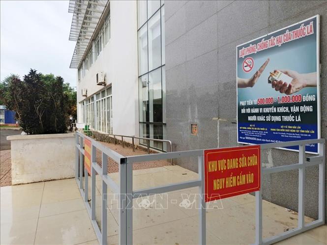 Lối đi vào bệnh viện Bệnh viện đa khoa vùng Tây Nguyên đã hư hỏng dù công trình chưa hoàn thành quyết toán theo quy định. Ảnh: Tuấn Anh - TTXVN