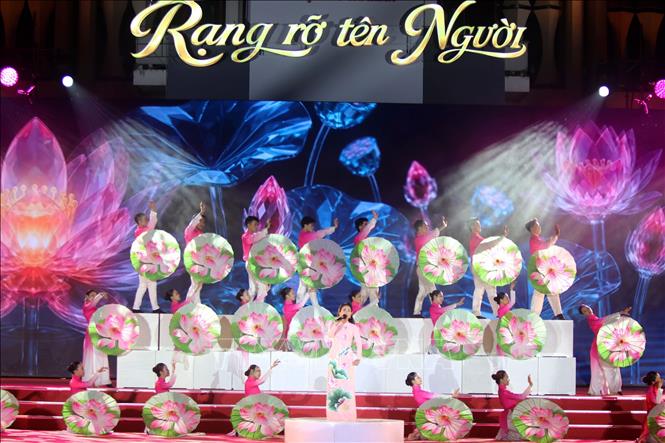 Nghệ sỹ ưu tú Vân Khánh với Tiết mục “Hồ Chí Minh đẹp nhất tên người”. Ảnh: Thanh Vũ - TTXVN