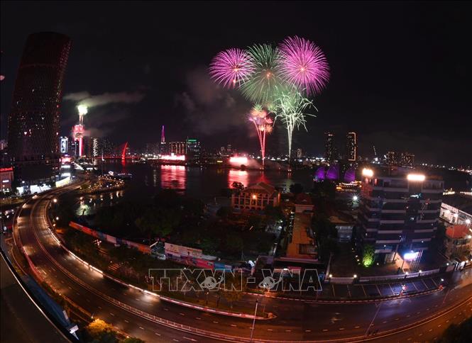 Chương trình pháo hoa nghệ thuật tại khu vực đầu hầm Thủ Thiêm và tại tòa nhà Landmark 81. Ảnh: Thanh Vũ - TTXVN

