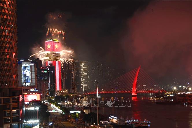 Chương trình pháo hoa nghệ thuật tại tòa nhà Landmark 81. Ảnh: Thanh Vũ - TTXVN
