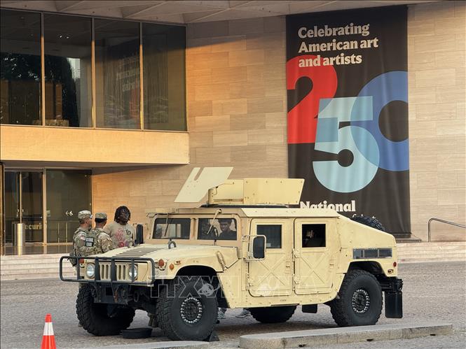 Xe quân sự Humvee và các quân nhân Vệ binh Quốc gia Mỹ làm nhiệm vụ bảo đảm an ninh tại khu vực trước Bảo tàng Nghệ thuật Quốc gia ở thủ đô Washington D.C. Ảnh: Đoàn Hùng - P/v TTXVN tại Mỹ
