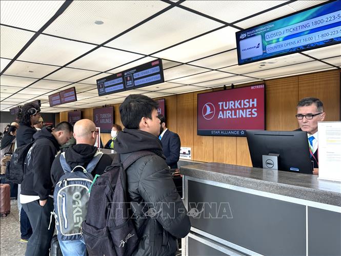 Hành khách làm thủ tục tại quầy của hãng Turkish Airlines ở sân bay quốc tế Dulles (IAD), bang Virginia. Ảnh: Đoàn Hùng - P/v TTXVN tại Mỹ