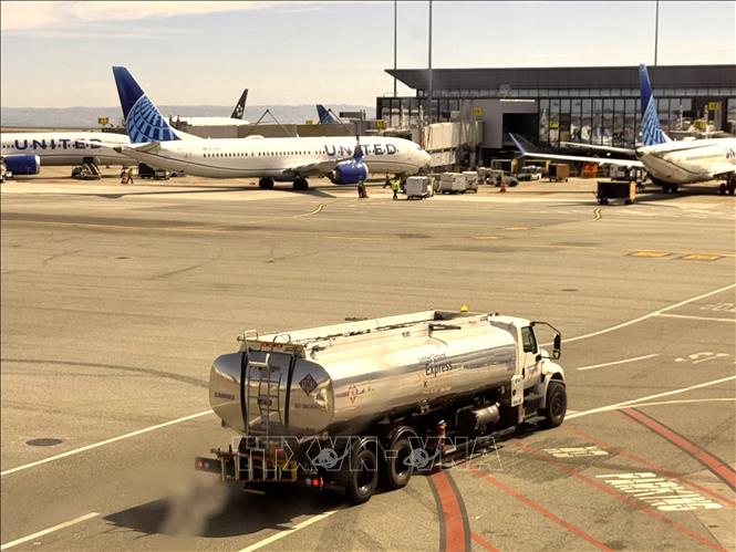 Xe tiếp nhiên liệu phục vụ máy bay của hãng United Airlines tại sân bay quốc tế Washington Dulles (bang Virginia, Mỹ). Ảnh: Đoàn Hùng - P/v TTXVN tại Mỹ
