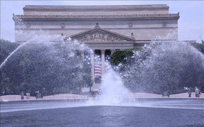 Đài phun nước tại khu vực Quảng trường Quốc gia ở thủ đô Washington D.C trở thành nơi người dân và du khách giải nhiệt giữa đợt nắng nóng cực đoan. Ảnh: Ngọc Quang – PV TTXVN tại Mỹ