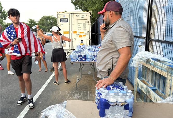 Phát nước cho cổ động viên bóng đá tại khu Fan Zone ở thủ đô Washington D.C giữa đợt nắng nóng cực đoan. Ảnh: Ngọc Quang – PV TTXVN tại Mỹ