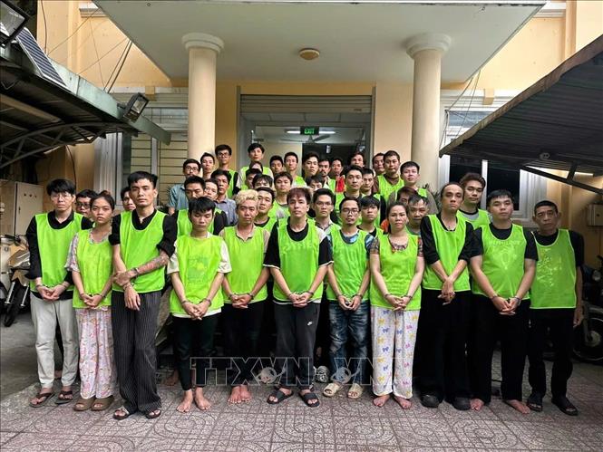 Các đối tượng trong đường dây ma túy bị bắt. Ảnh: TTXVN phát