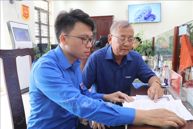 Đoàn viên thanh niên hướng dẫn người dân sử dụng dịch vụ công trực tuyến tại Trung tâm Phục vụ hành chính công xã Giao Bình, tỉnh Ninh Bình. Ảnh: Thùy Dung - TTXVN
