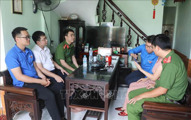 Lực lượng công an cùng với đoàn viên thanh niên hỗ trợ người dân tiếp cận các nền tảng số tại xã Giao Bình, tỉnh Ninh Bình. Ảnh: Thùy Dung - TTXVN