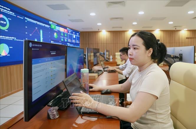 Trung tâm IOC Khánh Hòa liên tục cập nhật dữ liệu phục vụ điều hành phát triển kinh tế - xã hội của địa phương. Ảnh: Xuân Triệu - TTXVN
