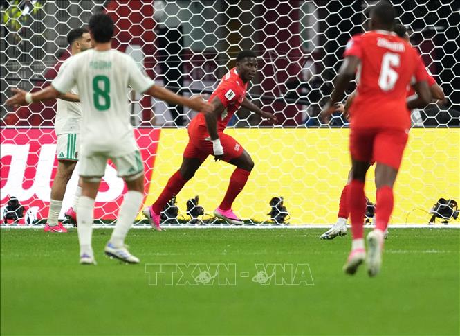 Cầu thủ Breel Embolo (giữa) đội tuyển Thụy Sĩ ăn mừng sau khi ghi bàn thắng mở tỉ số trận đấu ở phút thứ 10. Ảnh: THX/TTXVN phát