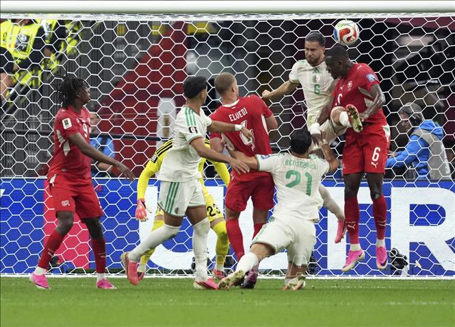 Pha không chiến giữa cầu thủ Denis Zakaria của Thụy Sĩ và Ramiz Zerrouki đội tuyển Algeria. Ảnh: THX/TTXVN phát