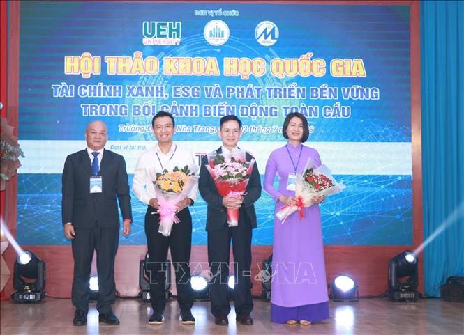 Đại diện các Trường Đại học cùng tổ chức hội thảo nhận hoa của Ban tổ chức. Ảnh: Phan Sáu - TTXVN