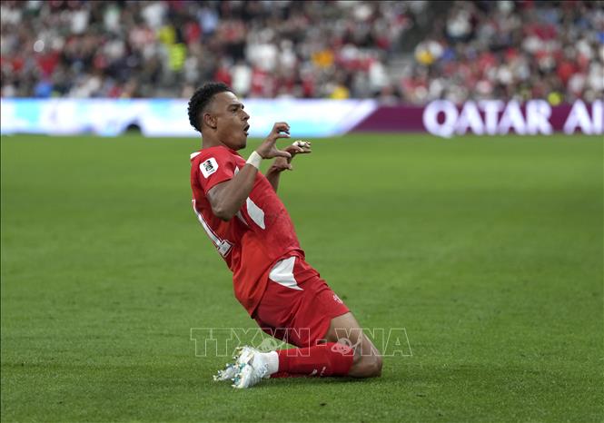 Cầu thủ Dan Ndoye ăn mừng sau khi ghi bàn thắng ấn định tỉ số 2-0 cho đội tuyển Thụy Sĩ ở phút 46. Ảnh: THX/TTXVN phát