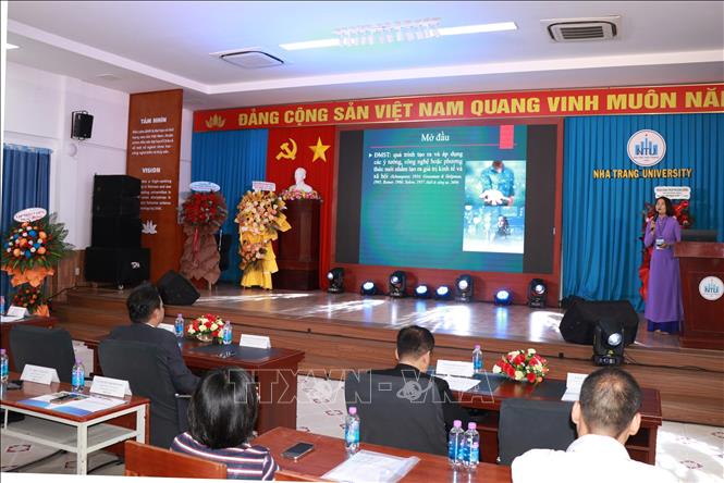 Diễn giả trình bày tham luận tại hội thảo. Ảnh: Phan Sáu - TTXVN