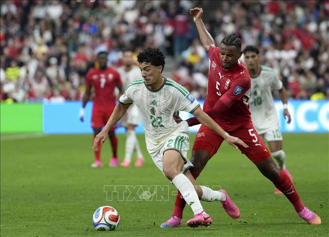Cầu thủ Ibrahim Maza (trái) của Algeria nỗ lực kiểm soát bóng trước sức ép của cầu thủ Manuel Akanji đội tuyển Thụy Sĩ. Ảnh: THX/TTXVN phát