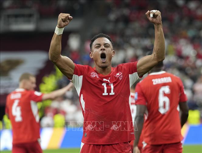 Cầu thủ Dan Ndoye ăn mừng sau khi ghi bàn thắng ấn định tỉ số 2-0 cho đội tuyển Thụy Sĩ ở phút 46. Ảnh: THX/TTXVN phát