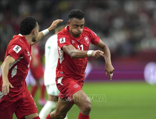 Cầu thủ Dan Ndoye ăn mừng sau khi ghi bàn thắng ấn định tỉ số 2-0 cho đội tuyển Thụy Sĩ ở phút 46. Ảnh: THX/TTXVN phát