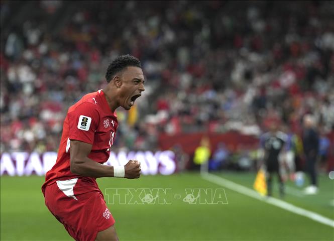 Cầu thủ Dan Ndoye ăn mừng sau khi ghi bàn thắng ấn định tỉ số 2-0 cho đội tuyển Thụy Sĩ ở phút 46. Ảnh: THX/TTXVN phát
