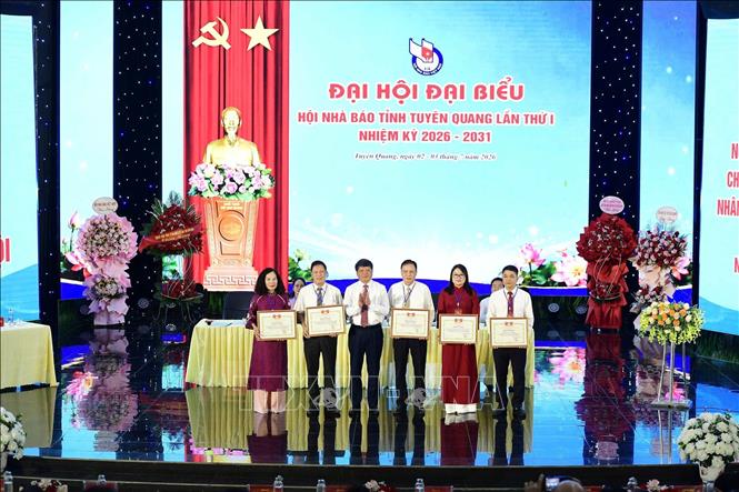 Tặng Bằng khen cho các tập thể, cá nhân có thành tích xuất sắc trong công tác xây dựng, phát triển Hội và hoạt động báo chí giai đoạn 2020-2025. Ảnh: Hoàng Hải - TTXVN