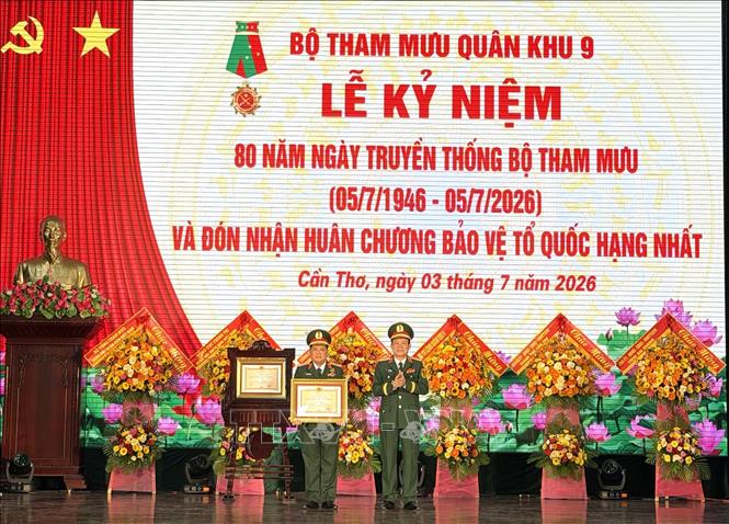 Thừa ủy quyền của Chủ tịch nước, Trung tướng Hồ Văn Thái, Bí thư Đảng ủy, Chính ủy Quân khu 9, trao Huân chương Bảo vệ Tổ quốc hạng Ba cho Thiếu tướng Chiêm Thống Nhất, Phó Tư lệnh, Tham mưu trưởng Quân khu 9. Ảnh: Nguyễn Văn Việt - TTXVN 