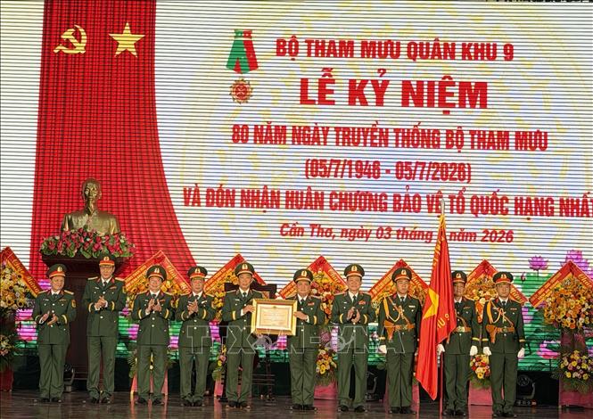 Thừa ủy quyền của Chủ tịch nước, Trung tướng Hồ Văn Thái, Bí thư Đảng ủy, Chính ủy Quân khu 9 trao Huân chương Chiến công hạng Nhất tặng Bộ Tham mưu Quân khu 9. Ảnh: Nguyễn Văn Việt - TTXVN 