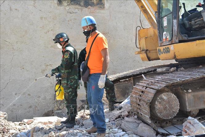 Lực lượng cứu hộ thực hiện nhiệm vụ tại hiện trường ngày 2-7 (giơ địa phương). Ảnh: TTXVN phát