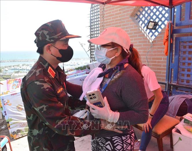 Một người mẹ Venezuela cảm ơn bộ đội Việt Nam đã giúp tìm kiếm và đưa thi thể con gái ra khỏi đống đổ nát. Ảnh: TTXVN phát