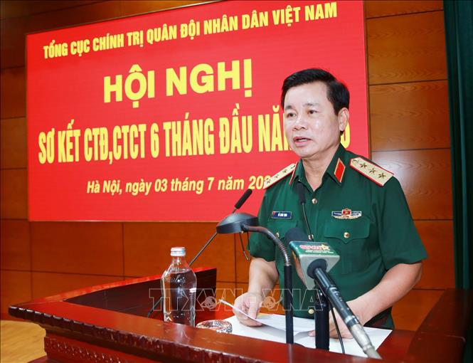 Thượng tướng Đỗ Xuân Tụng, Ủy viên Trung ương Đảng, Phó Chủ nhiệm Tổng cục Chính trị QĐND Việt Nam trình bày báo cáo. Ảnh: Trọng Đức - TTXVN