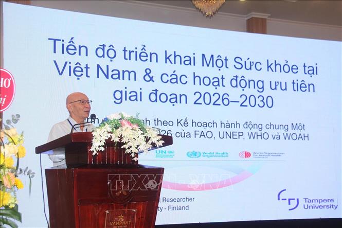 Tiến sĩ Lê Văn Tuân, Nguyên chuyên gia Tổ chức Y tế Thế giới, trình bày tiến độ triển khai Một Sức khỏe tại Việt Nam và các hoạt động ưu tiên giai đoạn 2026 - 2030. Ảnh: Ánh Tuyết - TTXVN