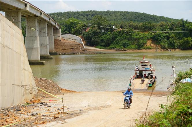 Hàng chục năm nay, người dân xã Hiếu Liêm phải đi phà qua sông Đồng Nai. Ảnh: Sỹ Tuyên - TTXVN