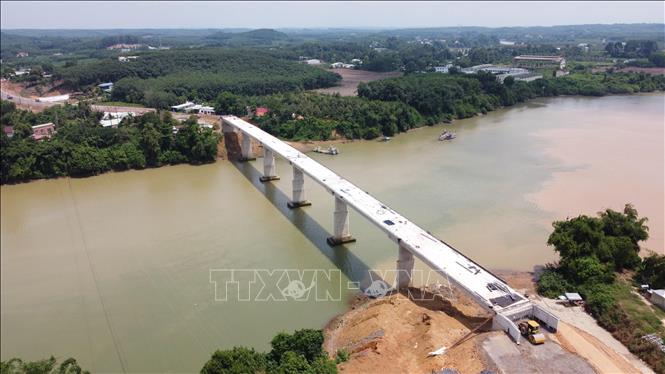 Cầu Hiếu Liêm đã hợp long và dự kiến đưa vào khai thác trong tháng 7/2026. Ảnh: Sỹ Tuyên - TTXVN