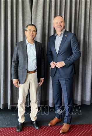 Đại sứ Việt Nam tại Australia Phạm Hùng Tâm (trái) và Thủ hiến Vùng Lãnh thổ Thủ đô Canberra (ACT) Andrew Barr. Ảnh: TTXVN phát