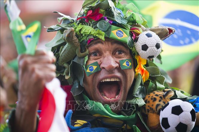World Cup 2026 đã đi được nửa chặng đường. Những người yêu thích môn túc cầu đã được hòa mình vào bầu không khí sôi động, ngập tràn cảm xúc của ngày hội bóng đá lớn nhất hành tinh, trong đó có những khoảnh khắc ấn tượng. Ảnh: Cổ động viên Brazil cổ vũ đội nhà. Ảnh: THX/TTXVN phát
