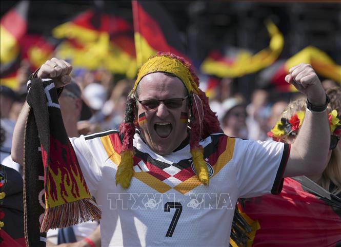 World Cup 2026 đã đi được nửa chặng đường. Những người yêu thích môn túc cầu đã được hòa mình vào bầu không khí sôi động, ngập tràn cảm xúc của ngày hội bóng đá lớn nhất hành tinh, trong đó có những khoảnh khắc ấn tượng, đặc biệt là hình ảnh về cổ động viên. Ảnh: Cổ động viên tuyển Đức cổ vũ đội nhà. Ảnh: THX/TTXVN phát