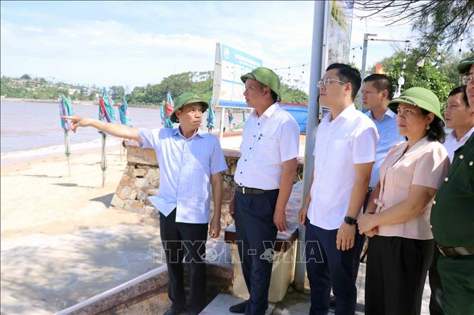 Ông Trần Văn Quân, Phó Chủ tịch UBND thành phố Hải Phòng chỉ đạo công tác phòng, chống bão số 1 (MAYSAK). Ảnh: Hoàng Ngọc – TTXVN 