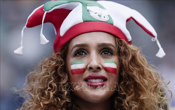 World Cup 2026 đã đi được nửa chặng đường. Những người yêu thích môn túc cầu đã được hòa mình vào bầu không khí sôi động, ngập tràn cảm xúc của ngày hội bóng đá lớn nhất hành tinh, trong đó có những khoảnh khắc ấn tượng, đặc biệt là hình ảnh về cổ động viên. Ảnh: Cổ động viên Iran cổ vũ đội nhà. Ảnh: THX/TTXVN phát