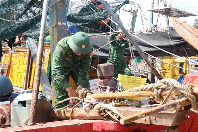 Lực lượng biên phòng hỗ trợ ngư dân tránh bão số 1 (MAYSAK) tại cảng cá Ngọc Hải, thành phố Hải Phòng. Ảnh: Hoàng Ngọc – TTXVN 