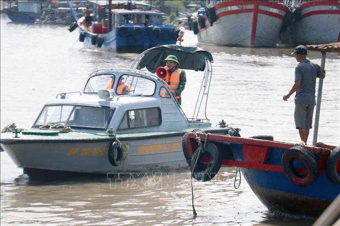 Lực lượng biên phòng hỗ trợ ngư dân tránh bão số 1 (MAYSAK) tại cảng cá Ngọc Hải, thành phố Hải Phòng. Ảnh: Hoàng Ngọc – TTXVN 